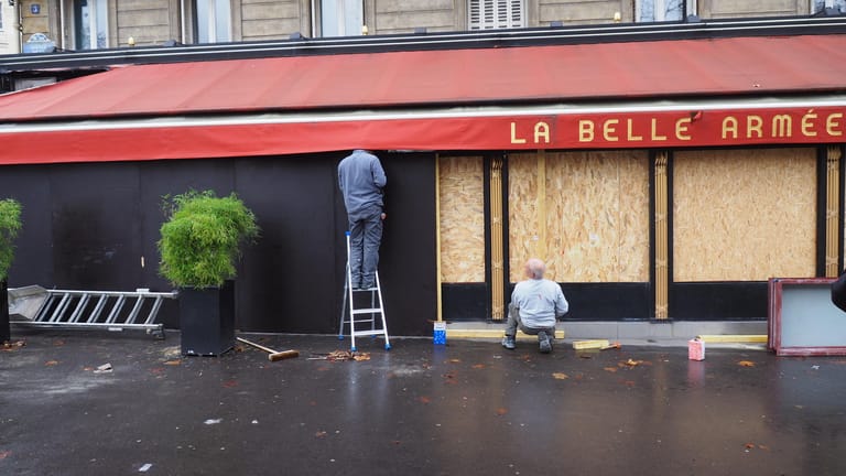 Arbeiter sichern die Terrasse des Lokals "La Belle Armée" ab, das bei Protesten am vergangenen Wochenende in Paris beschädigt worden war. Das Lokal liegt unweit des Triumphbogens.