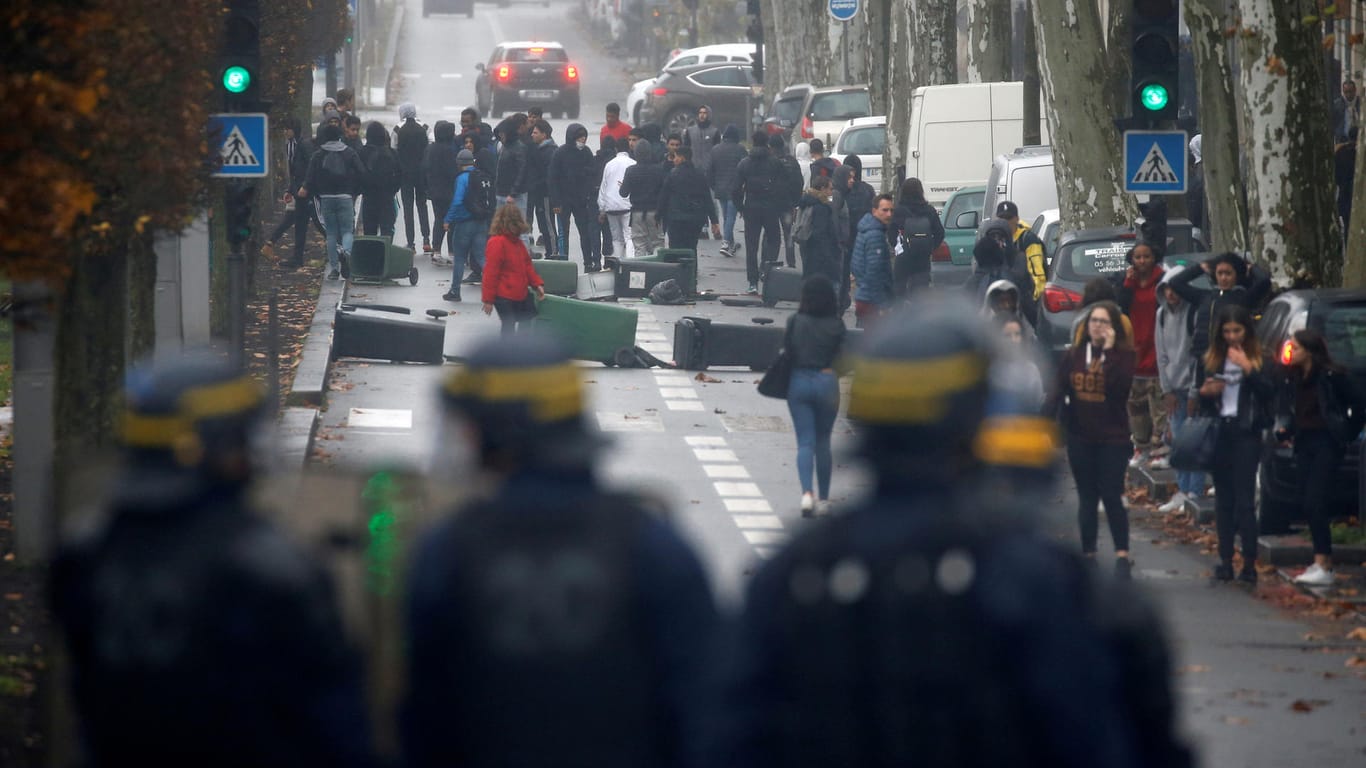 Erneut Krawalle in Frankreich: Bei Protesten von Schülern wurden 700 Menschen festgenommen – am Wochenende erwarten die Sicherheitsbehörden erneut Ausschreitungen.