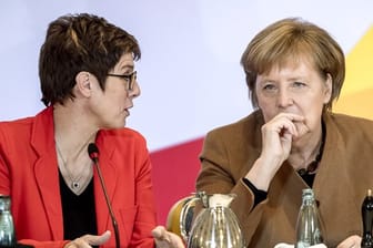Im Rennen um die Nachfolge von Kanzlerin Angela Merkel an der CDU-Spitze bleibt Generalsekretärin Annegret Kramp-Karrenbauer die Favoritin der CDU-Anhänger.