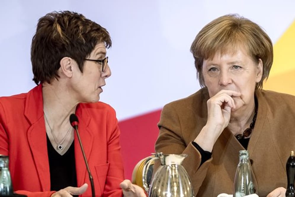 Im Rennen um die Nachfolge von Kanzlerin Angela Merkel an der CDU-Spitze bleibt Generalsekretärin Annegret Kramp-Karrenbauer die Favoritin der CDU-Anhänger.