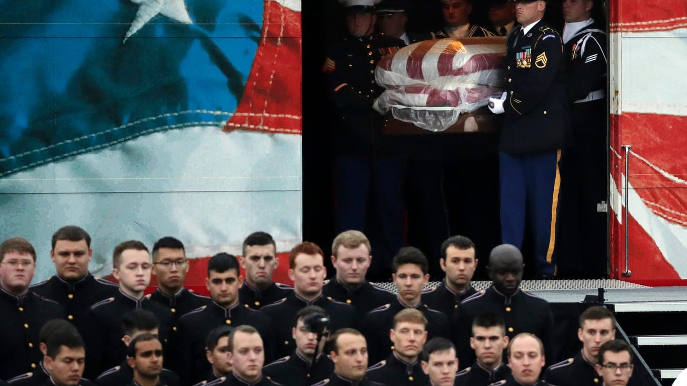 Der Sarg des verstorbenen Ex-Präsidenten George Bush wird aus einem Zug getragen: Bush wurde in Texas beigesetzt.