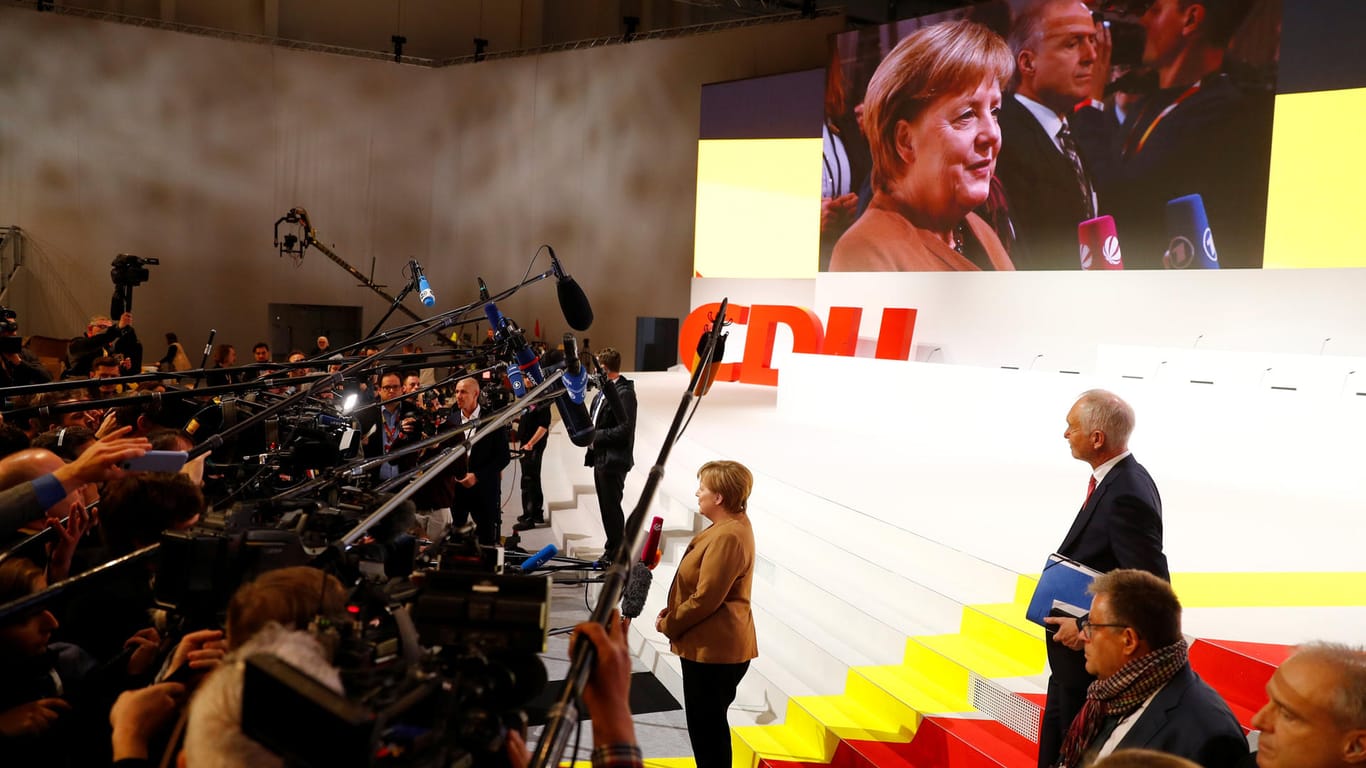 Merkel bei ihrer Ankunft in der Parteitagshalle gestern Abend.