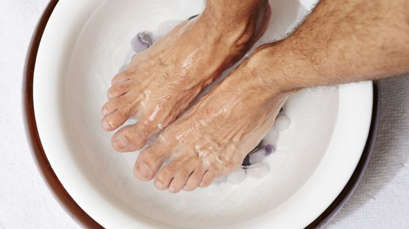 Ein Fußbad wärmt kalte Füße gut durch und fördert zudem die Durchblutung.