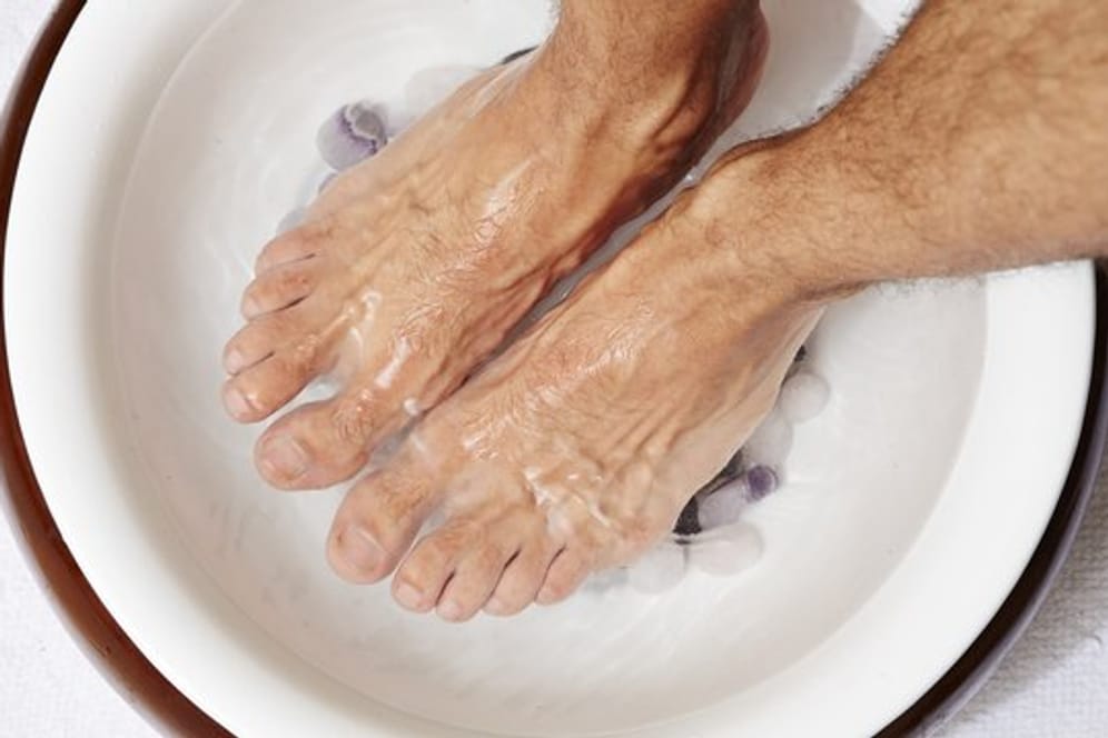 Ein Fußbad wärmt kalte Füße gut durch und fördert zudem die Durchblutung.