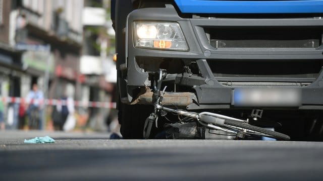 Wer als Radfahrer an einer verkehrsreichen Kreuzung eine rote Ampel missachtet und sie achtlos überquert, handelt in höchstem Maße fahrlässig.