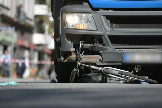 Wer als Radfahrer an einer verkehrsreichen Kreuzung eine rote Ampel missachtet und sie achtlos überquert, handelt in höchstem Maße fahrlässig.