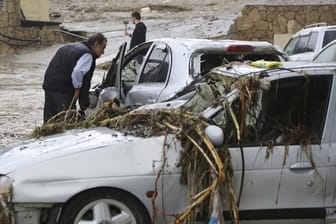 Bei einem schweren Herbststurm mit Hagel und starken Regenfällen sind auf Zypern drei Menschen ums Leben gekommen.