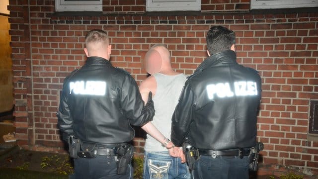 Polizisten führen im Stadtteil Horn einen Mann ab. Polizisten führen im Stadtteil Horn einen Mann ab.