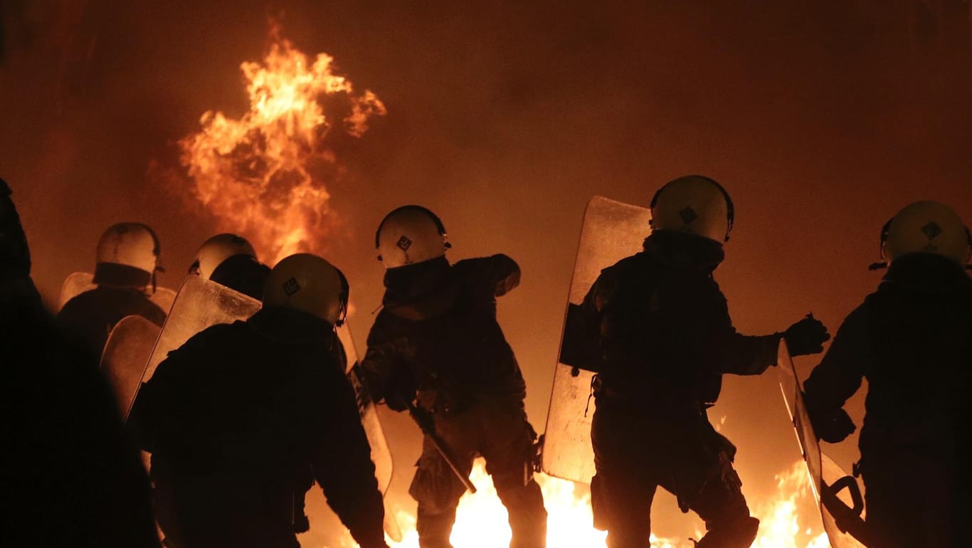 Polizisten im Athener Stadtteil Exarchia: Autonome warfen Brandflaschen und errichteten brennende Barrikaden.