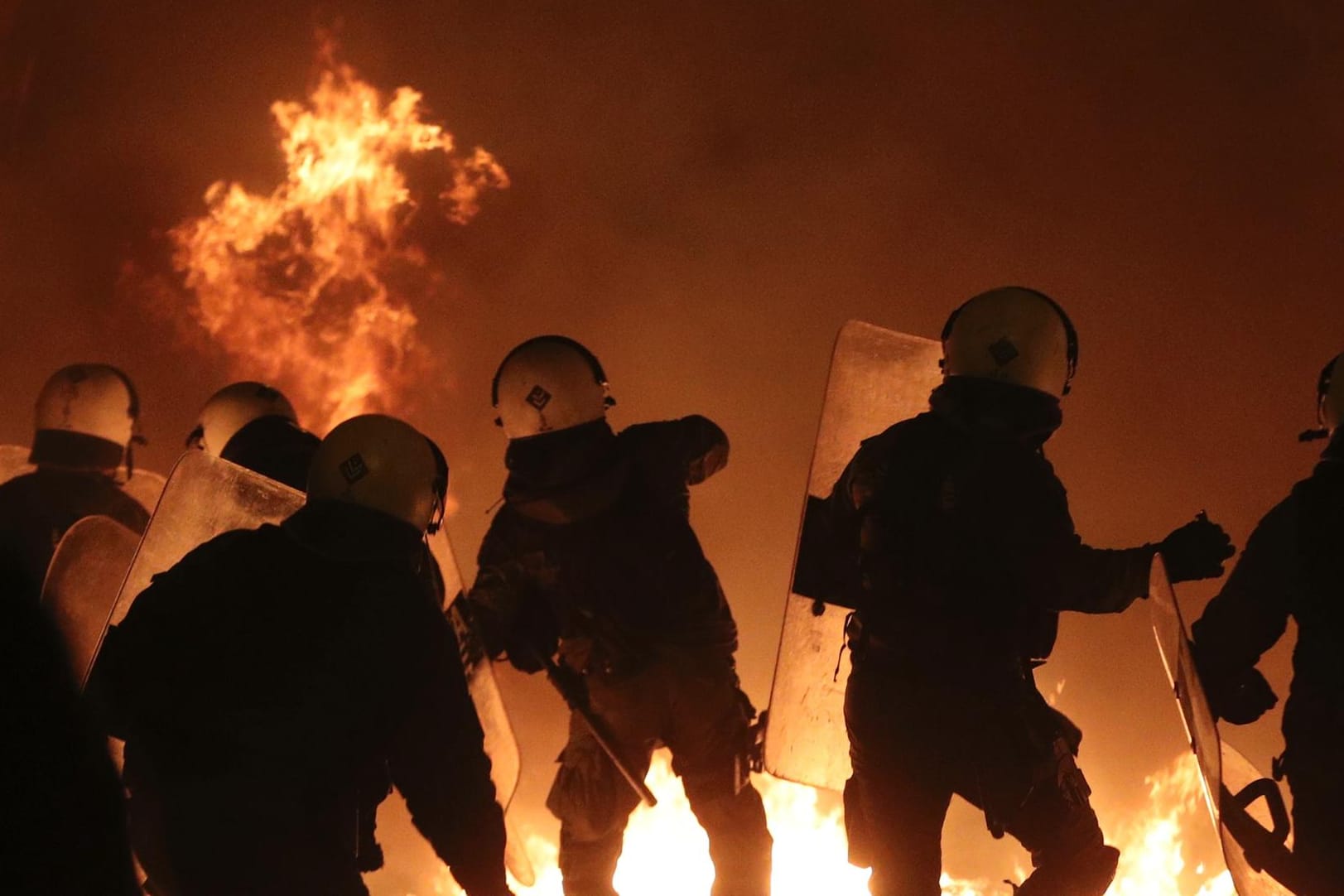 Polizisten im Athener Stadtteil Exarchia: Autonome warfen Brandflaschen und errichteten brennende Barrikaden.