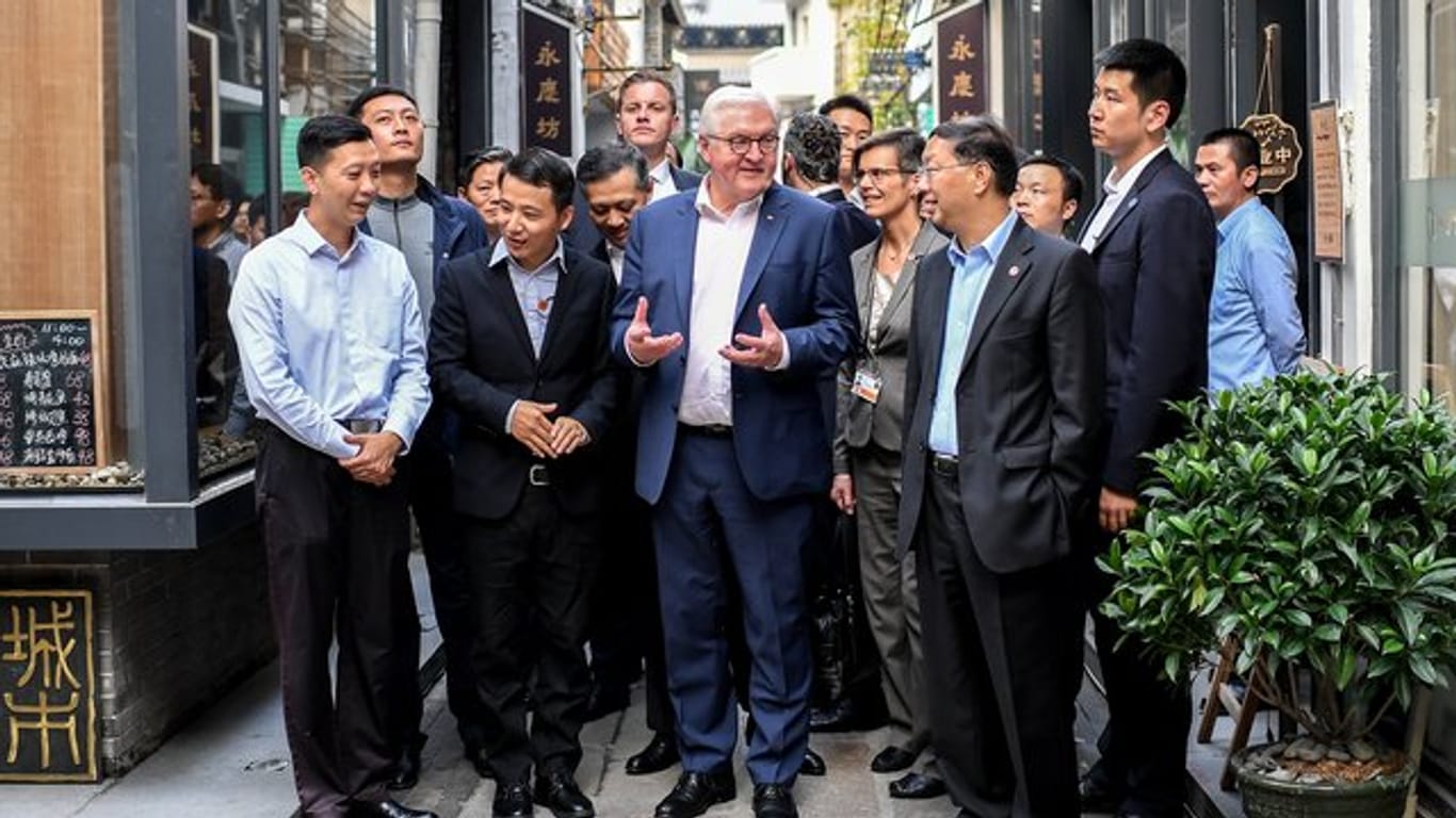 Bundespräsident Steinmeier besucht mit Shi Mingde (vorne r), Botschafter der Volksrepublik China in Deutschland die Altstadt "Liwan" in Guangzhou.