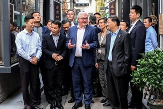 Bundespräsident Steinmeier besucht mit Shi Mingde (vorne r), Botschafter der Volksrepublik China in Deutschland die Altstadt "Liwan" in Guangzhou.