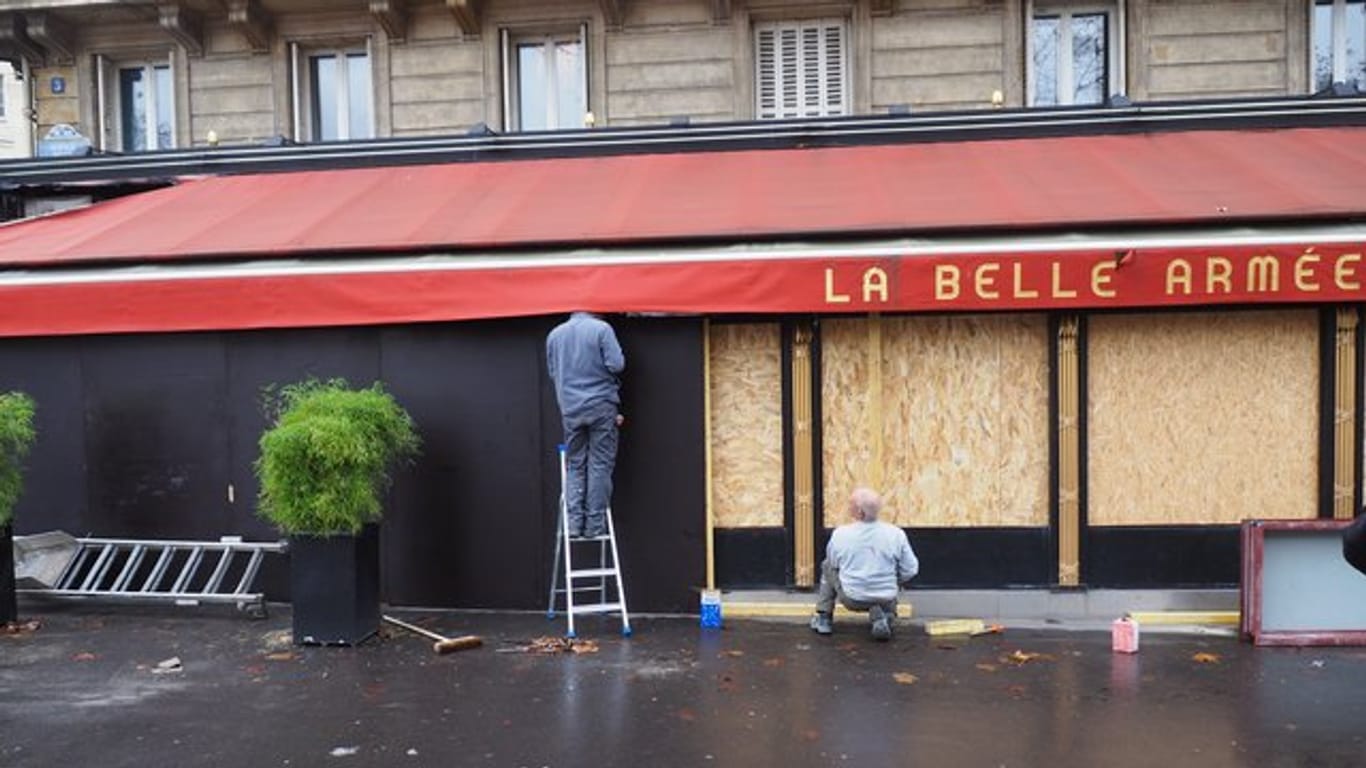 Arbeiter sichern die Terrasse des Lokals "La Belle Armée" ab, das bei Protesten am vergangenen Wochenende beschädigt worden war.