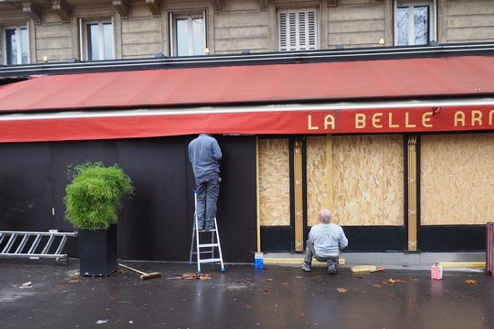 Arbeiter sichern die Terrasse des Lokals "La Belle Armée" ab, das bei Protesten am vergangenen Wochenende beschädigt worden war.