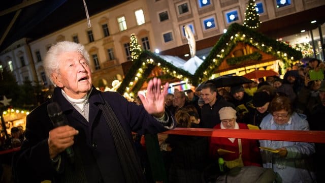 Weihnachtssingen mit Gotthilf Fischer auf dem Christkindlesmarkt in Karlsruhe.