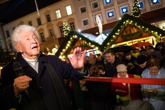 Weihnachtssingen mit Gotthilf Fischer auf dem Christkindlesmarkt in Karlsruhe.