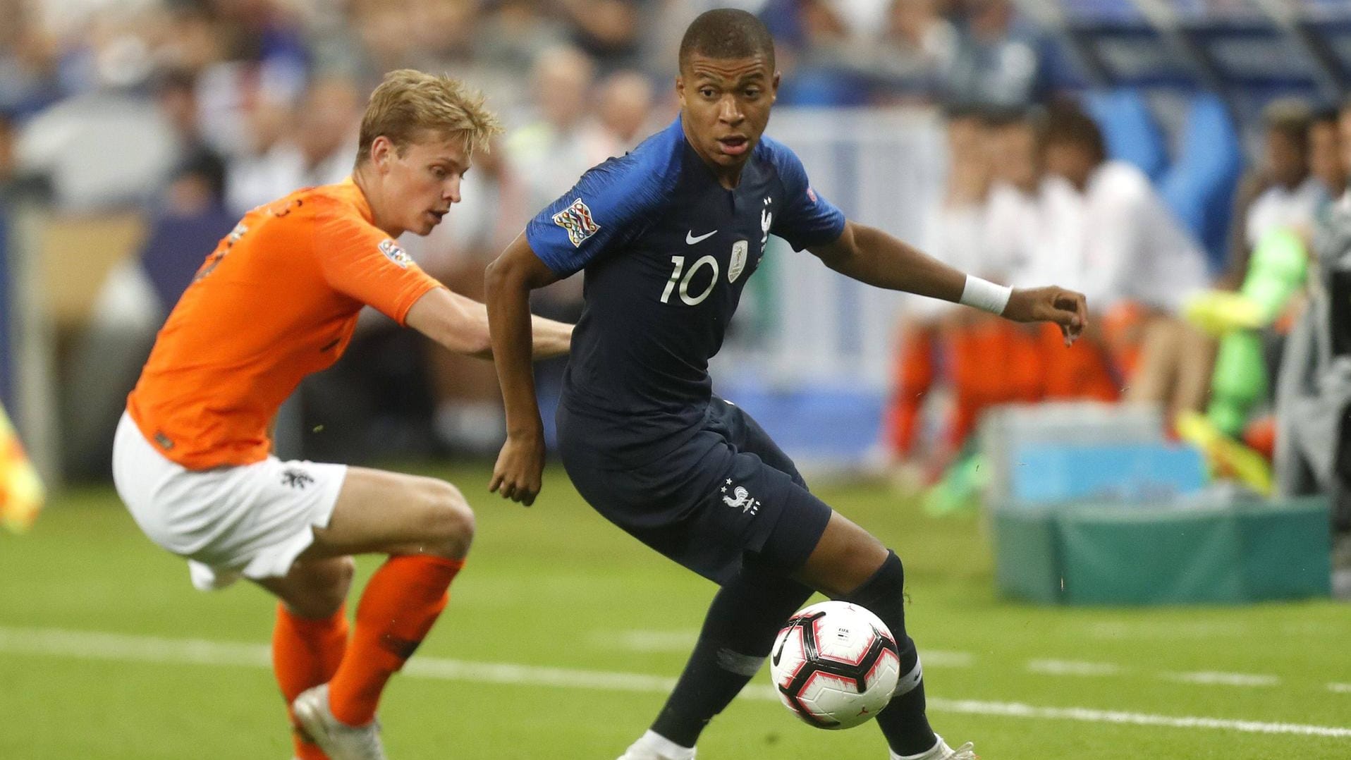 Spielte auch eine Rolle bei den Verhandlungen um Frenkie de Jong (l.): Kylian Mbappé (r.).