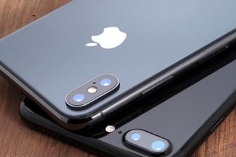 Zwei iPhones (Symbolbild): Das Apple-Betriebssystem iOS hat ein Update erhalten.