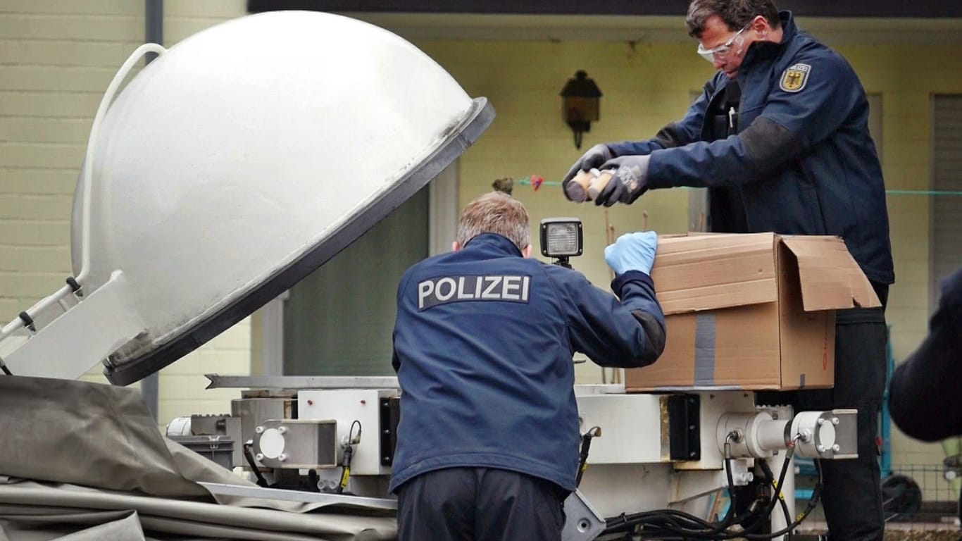 Bad Berleburg, Nordrhein-Westfalen: Polizisten sichern Feuerwerkskörper in einem Spezialbehälter.