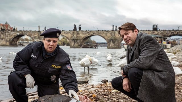 BKA-Kommissar Jan Koller (Roeland Wiesnekker) und die zur Streifenpolizistin degradierte Klara Majerova (Gabriela Maria Schmeide).