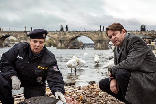 BKA-Kommissar Jan Koller (Roeland Wiesnekker) und die zur Streifenpolizistin degradierte Klara Majerova (Gabriela Maria Schmeide).