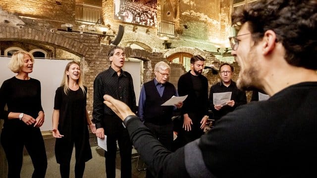 "Wir sind weltweit der einzige Chor, der nur aus Psychiatern, Psychologen und Neurologen besteht", sagt Gründer Mazda Adli am Rande der Probe in einer alten Hörsaalruine auf dem Charité-Gelände. "Wir sind weltweit der einzige Chor, der nur aus Psychiatern, Psychologen und Neurologen besteht", sagt Gründer Mazda Adli am Rande der Probe in einer alten Hörsaalruine auf dem Charité-Gelände.