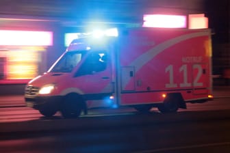Rettungswagen der Feuerwehr (Symbolbild): Beide Autofahrerinnen blieben unverletzt.