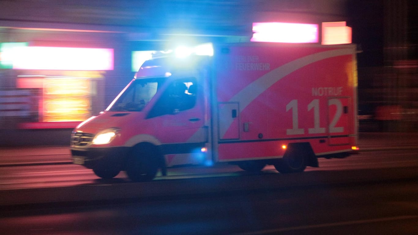 Rettungswagen der Feuerwehr (Symbolbild): Beide Autofahrerinnen blieben unverletzt.