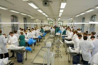 Medizinstudium: Beruflich Qualifizierte ohne Abitur sollen nach Wunsch der Wissenschaftsminister der Länder künftig auch Medizin studieren können.