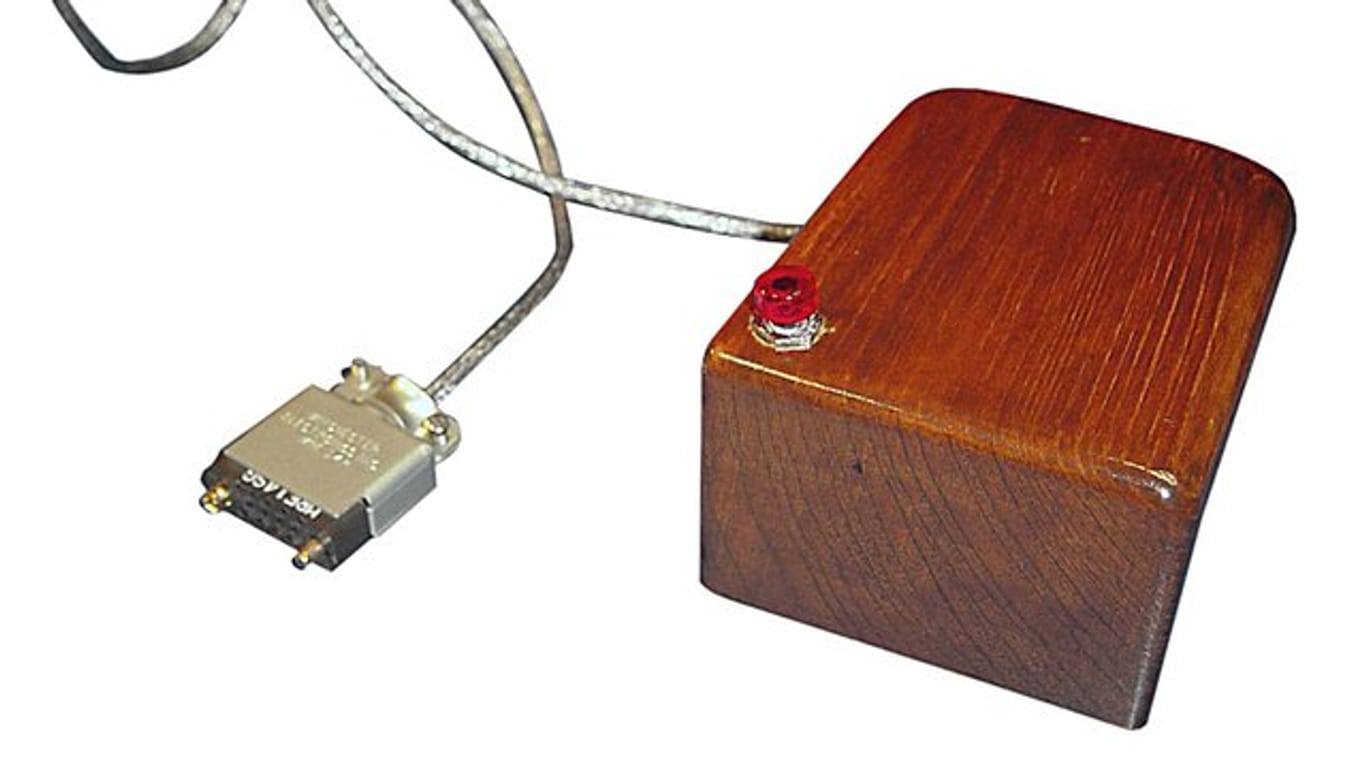 Der Prototyp der Computermaus bestand aus einem klobigen Holzkästchen mit Strippe, einer roten Taste zum Klicken und einem Rad, das die Bewegungen des Geräts auf dem Bildschirm umsetzte.