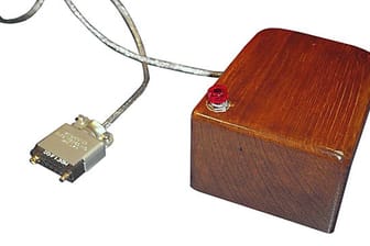 Der Prototyp der Computermaus bestand aus einem klobigen Holzkästchen mit Strippe, einer roten Taste zum Klicken und einem Rad, das die Bewegungen des Geräts auf dem Bildschirm umsetzte.