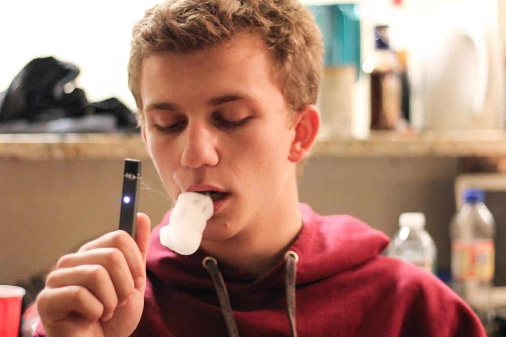 Student Nathan Behr raucht E-Zigarette: Juul ist in den USA extrem erfolgreich, aber auch hoch umstritten.