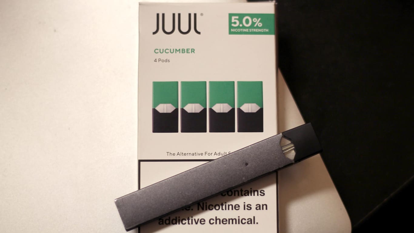 E-Zigarette der Marke Juul: Die E-Zigarette erinnert in ihrer Form an einen USB-Stick.