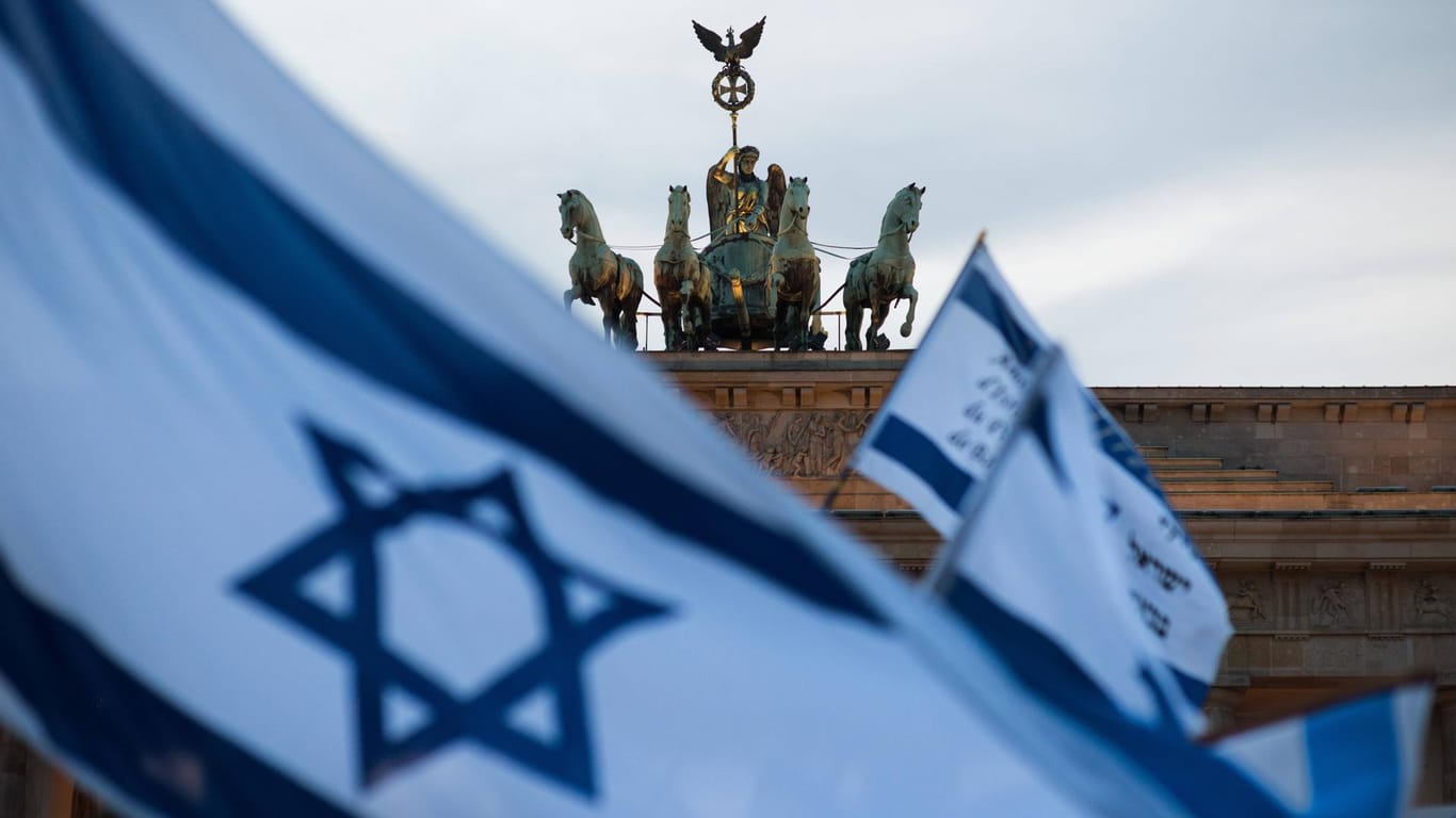 Aufnahmen einer Pro-Israel-Demonstration am Brandenburger Tor (Archivbild): 85 Prozent der Befragten sehen Antisemitismus als derzeit größtes Problem in ihrem Land.