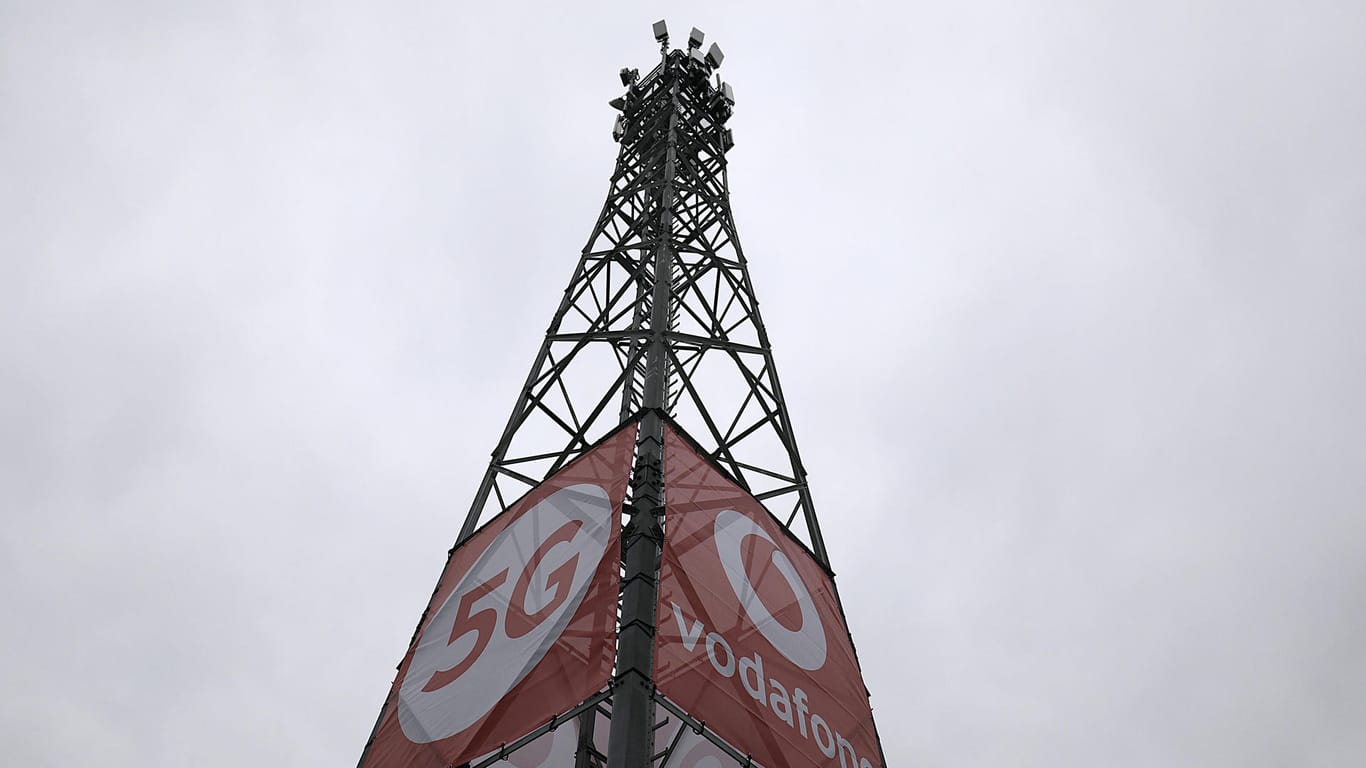 5G-Antenne steht auf einem Testgelände: Bei der Einführung des schnellen mobilen Internets 5G muss die Bundesregierung Kritik von der Bundesnetzagentur einstecken.