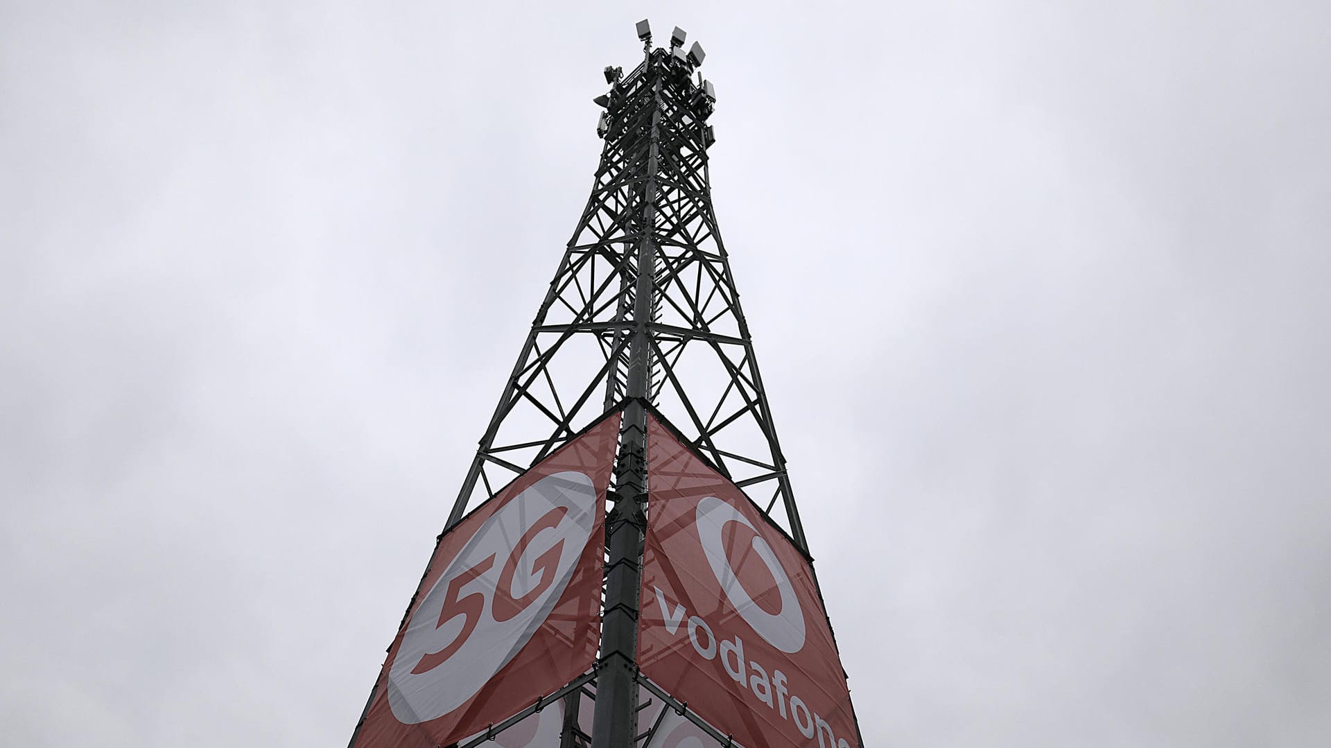 5G-Antenne steht auf einem Testgelände: Bei der Einführung des schnellen mobilen Internets 5G muss die Bundesregierung Kritik von der Bundesnetzagentur einstecken. 5G-Antenne steht auf einem Testgelände: Bei der Einführung des schnellen mobilen Internets 5G muss die Bundesregierung Kritik von der Bundesnetzagentur einstecken.