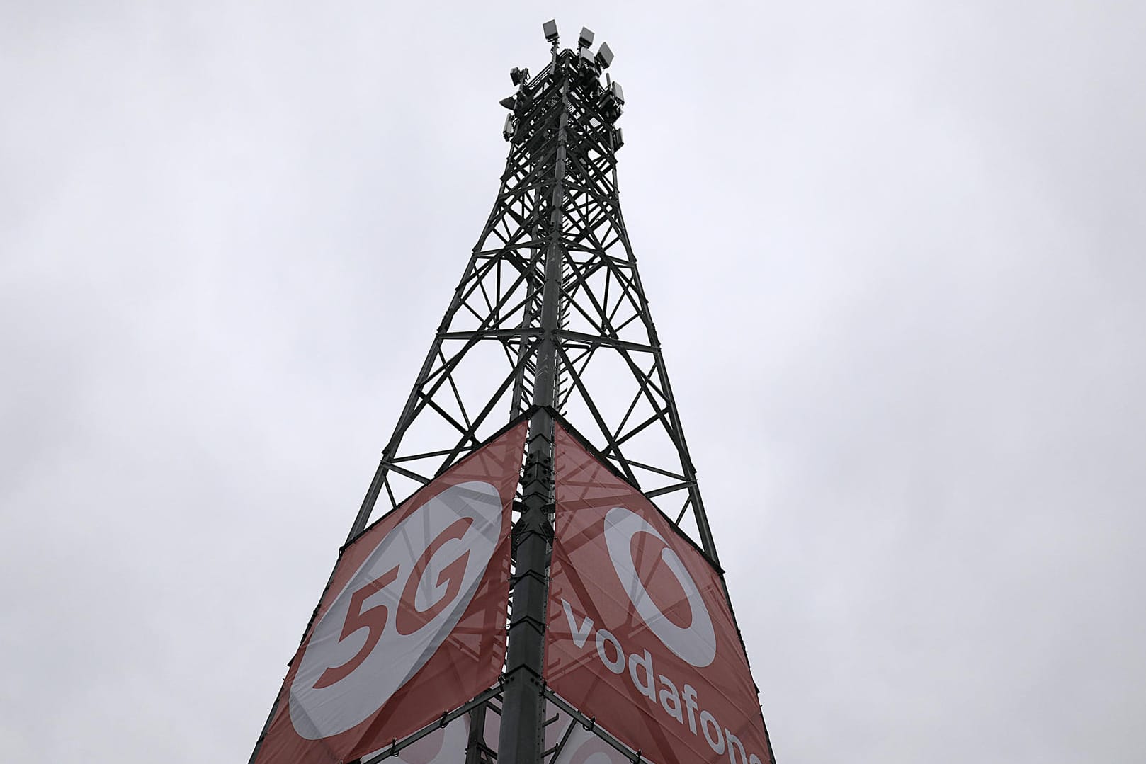 5G-Antenne steht auf einem Testgelände: Bei der Einführung des schnellen mobilen Internets 5G muss die Bundesregierung Kritik von der Bundesnetzagentur einstecken.