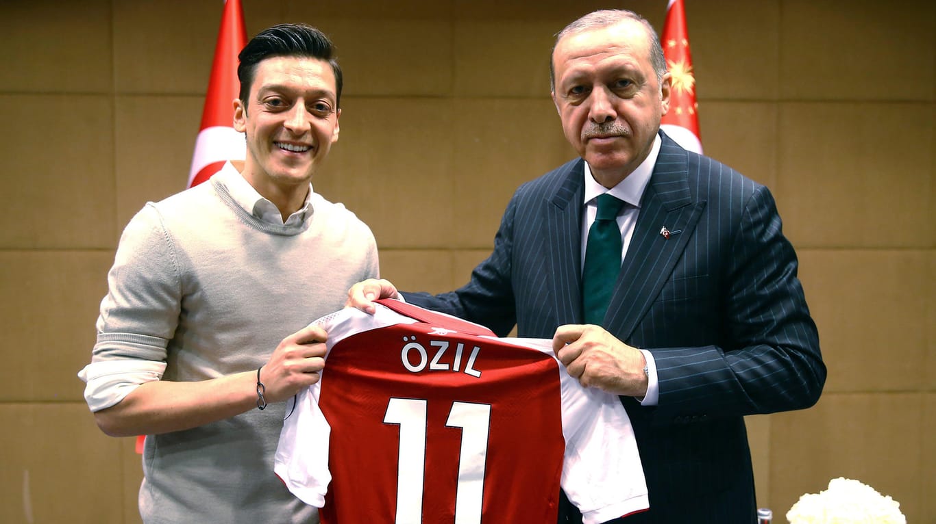 Der Aufreger vor der WM: Mesut Özil posiert, genau wie Teamkollege Ilkay Gündogan, mit dem türkischen Präsidenten Erdogan.