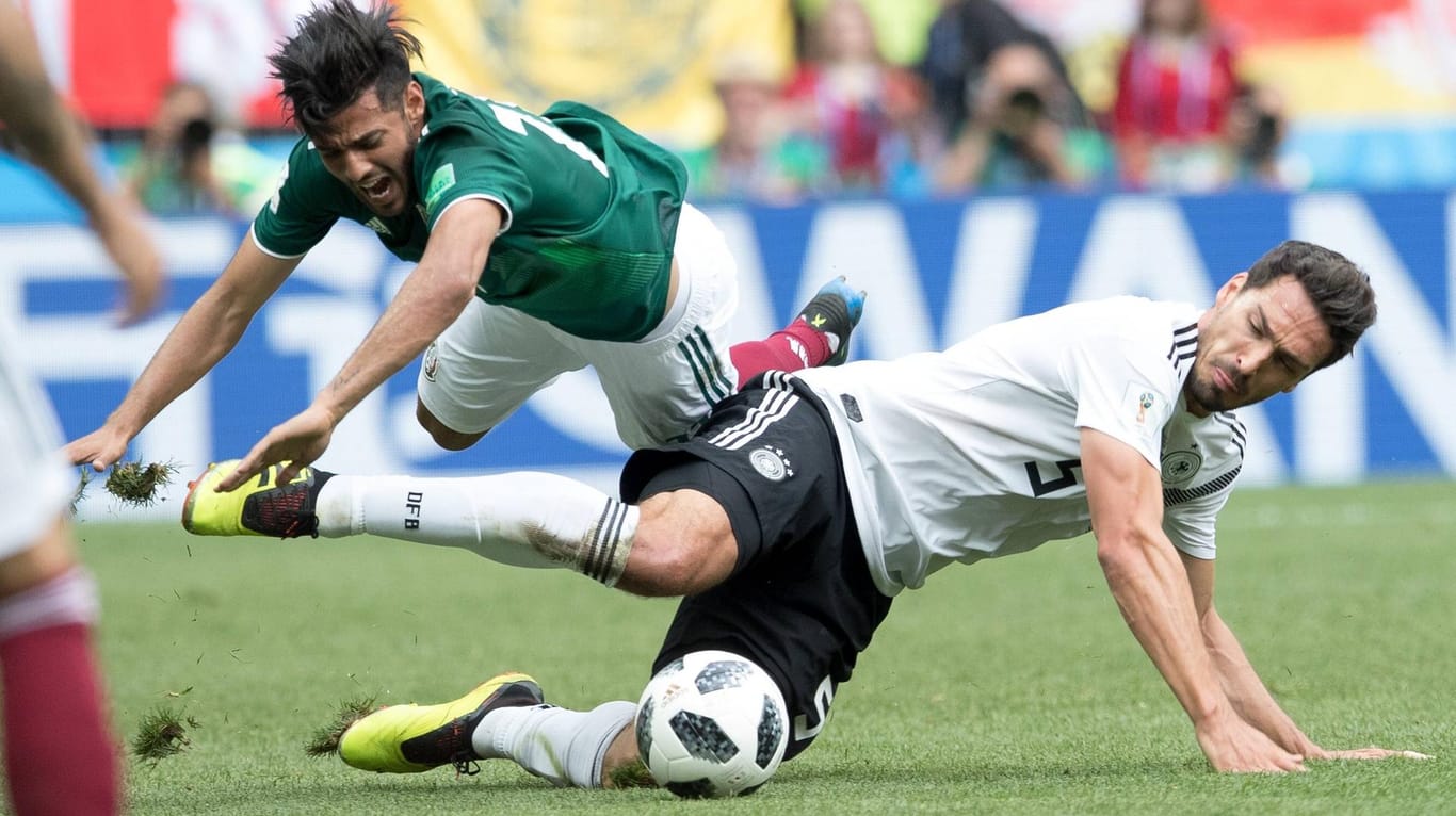 Auf dem Boden der Tatsachen: Mats Hummels muss im Zweikampf mit Mexikos Carlos Vela an seine Grenzen gehen, häufig hat er das Nachsehen.