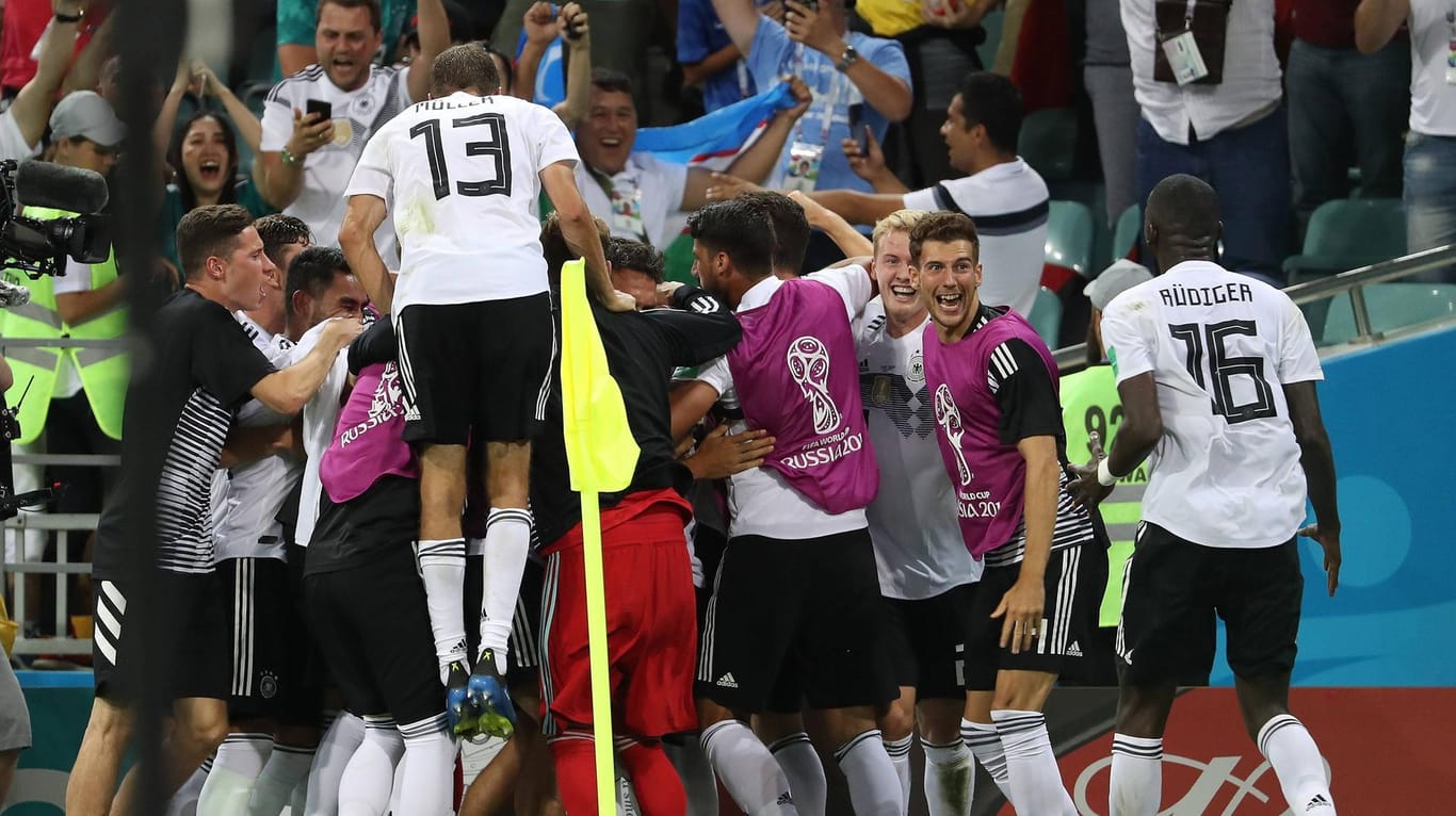 Hätte ein Wendepunkt sein können: Die deutschen Spieler feiern mit Toni Kroos nach dessen Siegtreffer gegen Schweden in letzter Minute.