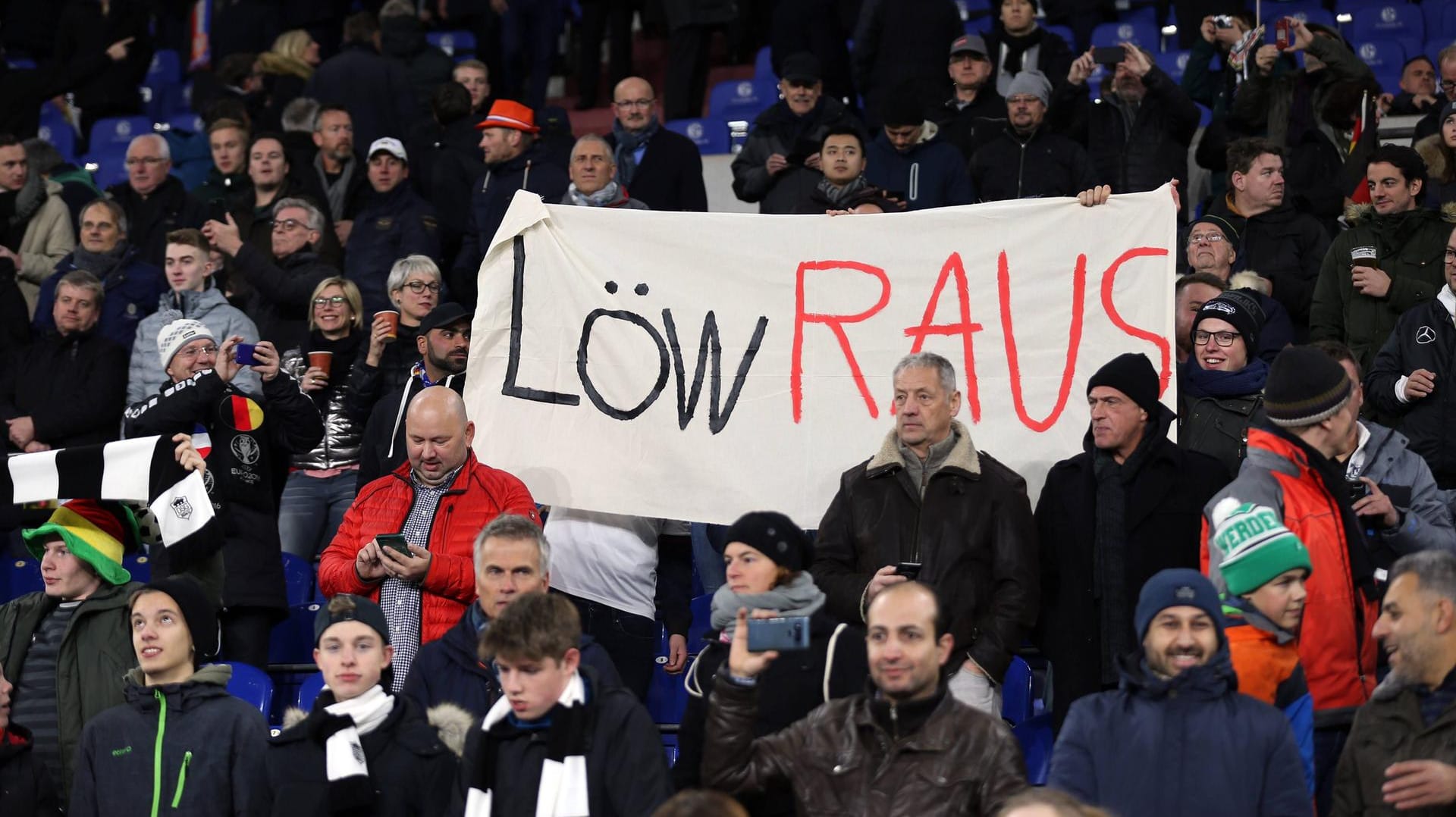 Mit der Geduld am Ende: Deutsche Fans fordern die Entlassung von Bundestrainer Löw beim Nations-League-Duell gegen die Niederlande im November.