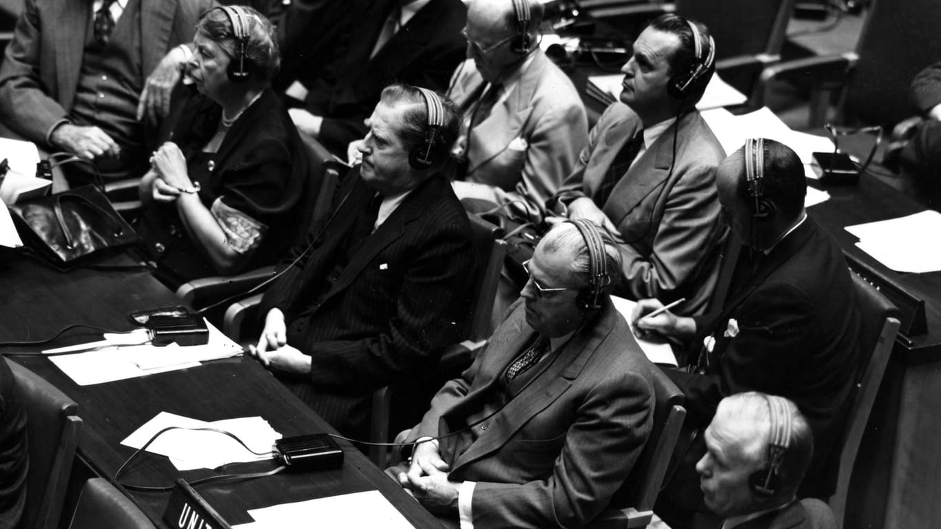 Allein unter Männern: Eleanor Roosevelt (1884-1962) in der UN-Versammlung.