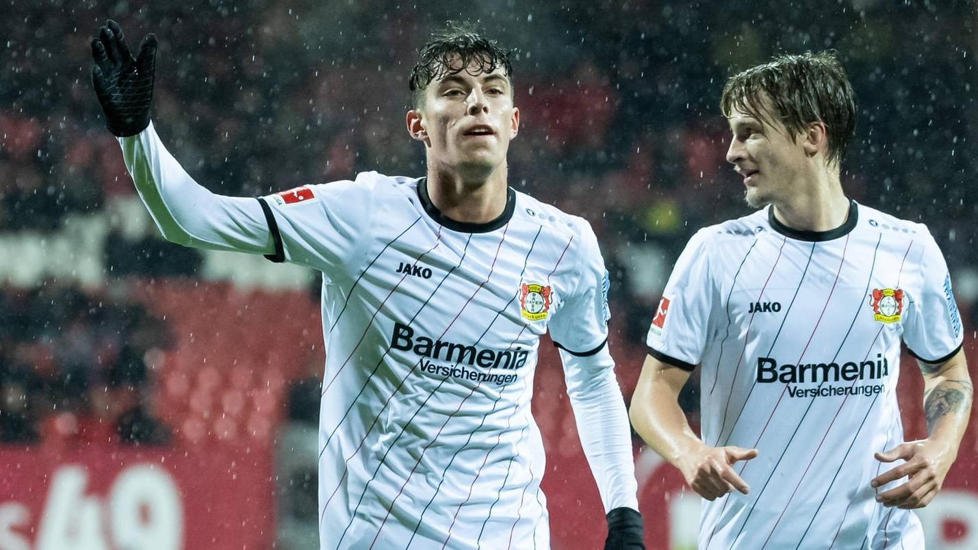 Immer öfter auch Torschütze: Kai Havertz (l.), hier nach dem 1:0-Treffer gegen Nürnberg mit Tin Jedvaj, war diese Saison bereits siebenmal in Pflichtspielen erfolgreich.