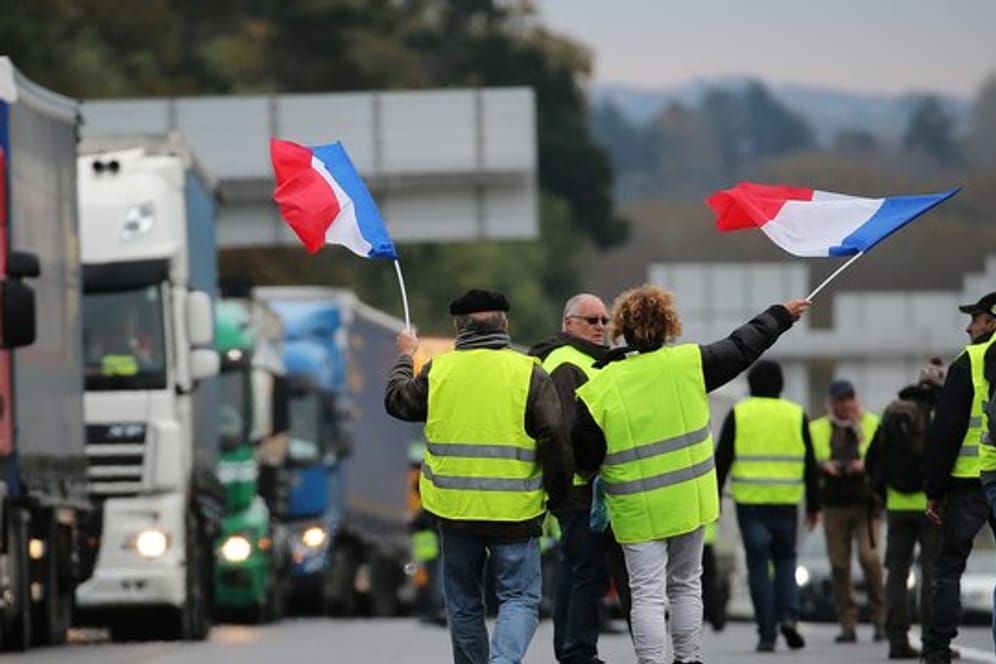 In Frankreich wurden vor dem Hintergrund zu erwartender Demonstrationen der "Gelben Westen" mehrere Fußballspiele abgesagt.