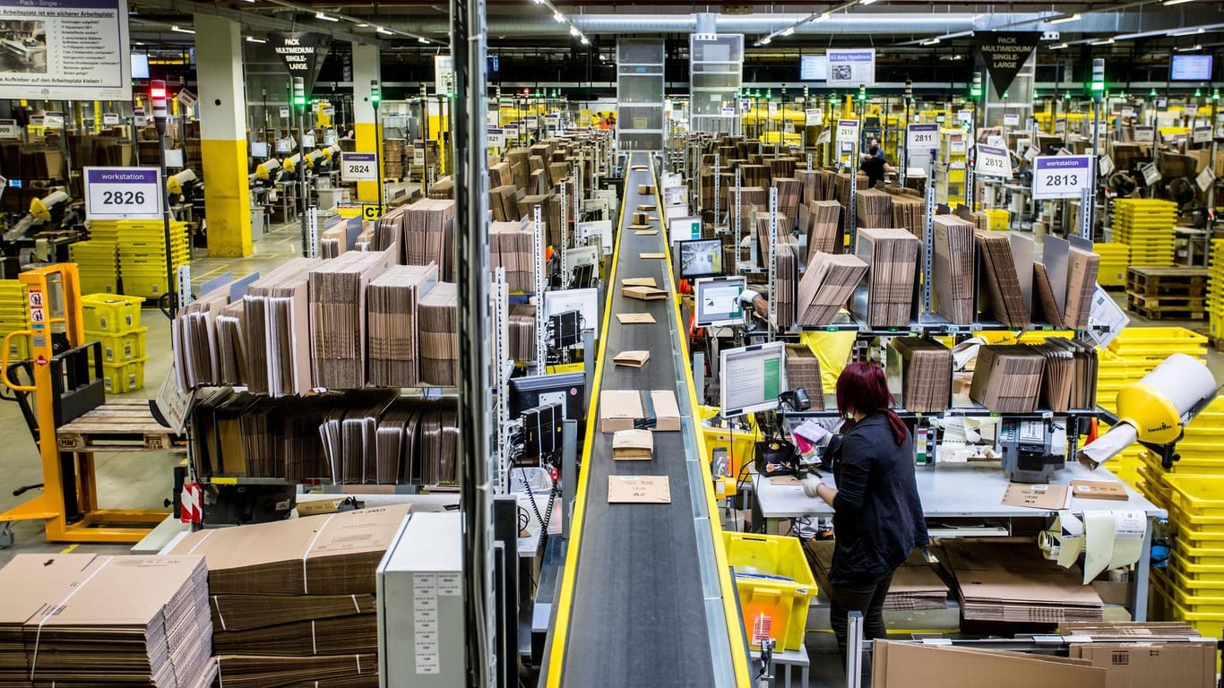 Logistikhalle von Amazon Deutschland (Symbolbild): Besonders zur Weihnachtszeit wird wieder viel online bestellt. Bei vielen Onlinemarktplätzen ist jedoch besondere Vorsicht geboten.