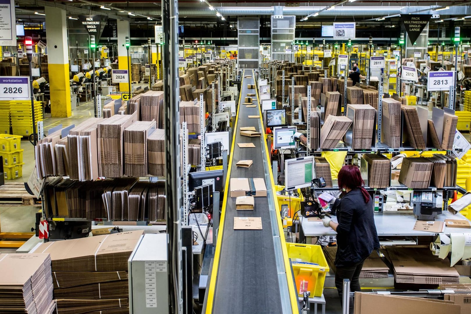 Logistikhalle von Amazon Deutschland (Symbolbild): Besonders zur Weihnachtszeit wird wieder viel online bestellt. Bei vielen Onlinemarktplätzen ist jedoch besondere Vorsicht geboten.