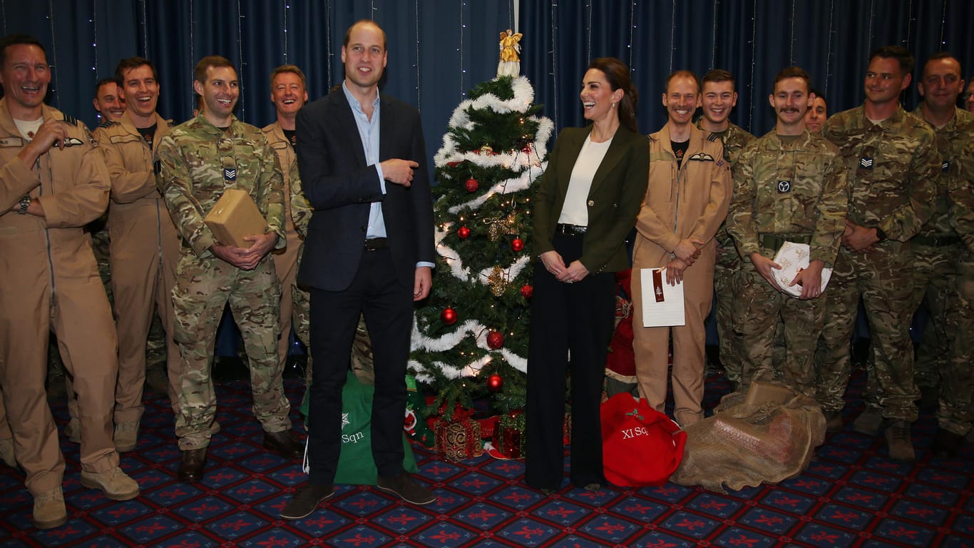 Prinz William und Herzogin Kate beim Weihnachtsbesuch der Royal-Airforce-Soldaten auf Zypern: Alle schmunzeln über den Scherz des Queen-Enkels.