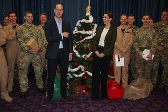 Prinz William und Herzogin Kate beim Weihnachtsbesuch der Royal-Airforce-Soldaten auf Zypern: Alle schmunzeln über den Scherz des Queen-Enkels.