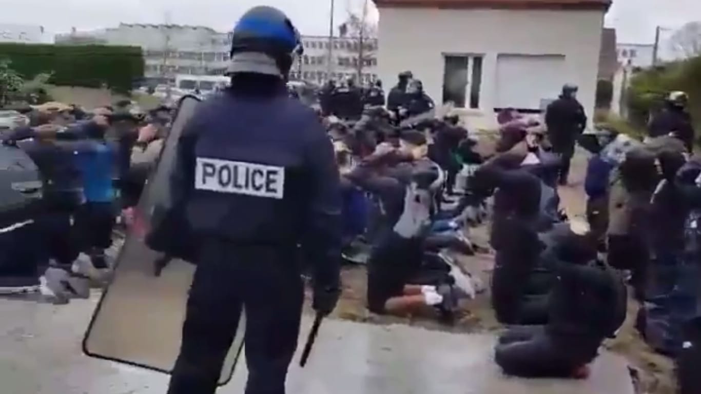 Polizeieinsatz in der Nähe einer Schule in Mantes-la-Jolie: Die Aufnahmen haben in Frankreich eine Diskussion über den richtigen Umgang mit den Protesten ausgelöst.