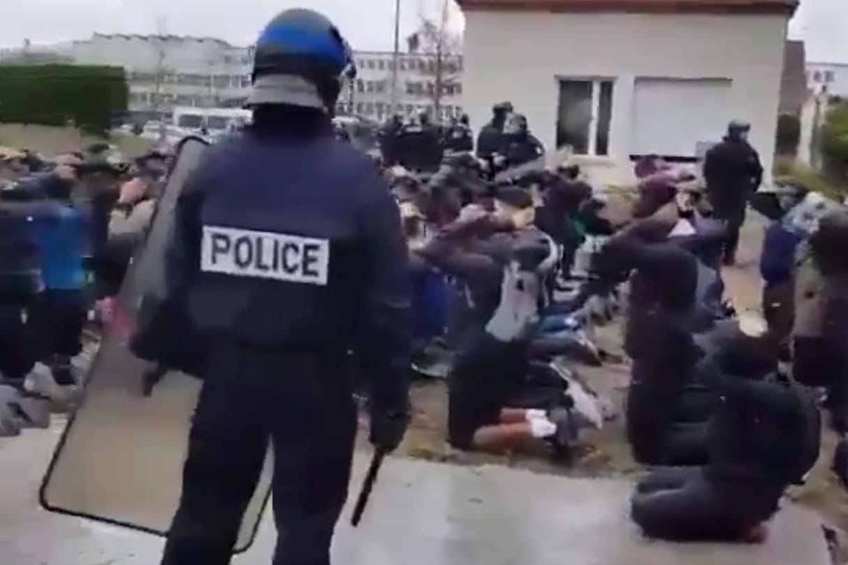 Polizeieinsatz in der Nähe einer Schule in Mantes-la-Jolie: Die Aufnahmen haben in Frankreich eine Diskussion über den richtigen Umgang mit den Protesten ausgelöst.